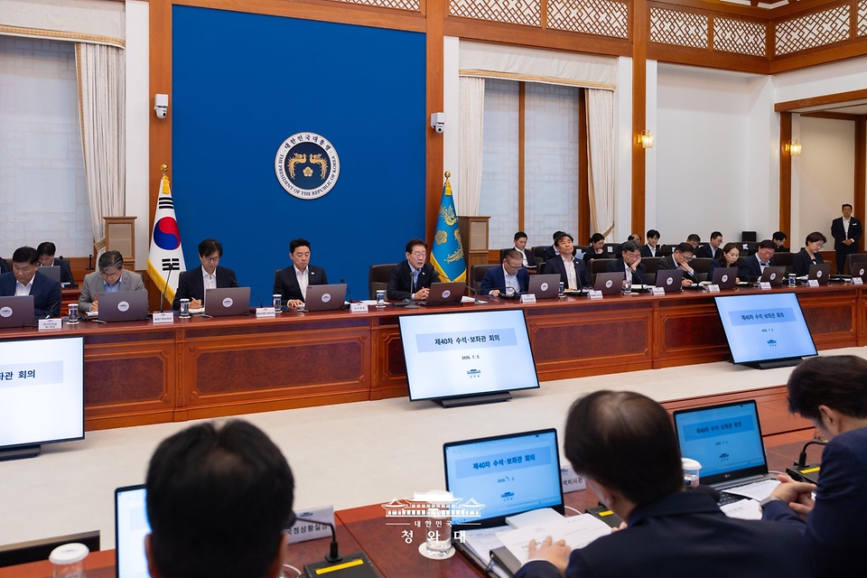 이재명 대통령이 7월 2일 청와대에서 열린 수석보좌관회의에서 국기에 경례하고 있다.