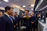 이재명 대통령이 7월 2일 충남 아산시에서 열린 충청권  첨단산업 발전비전 국민보고회에서 삼성디스플레이의 주요 제품을 관람하고 있다.
