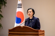 한성숙 국무총리가 7월 2일 세종 다솜로 정부세종청사에서 열린 제50대 국무총리 취임식에서 취임사를 하고 있다.