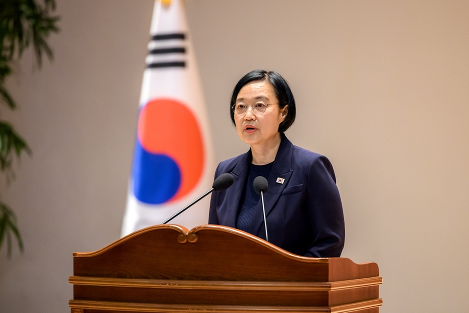 한성숙 국무총리가 7월 2일 세종 다솜로 정부세종청사에서 열린 제50대 국무총리 취임식에서 취임사를 하고 있다.