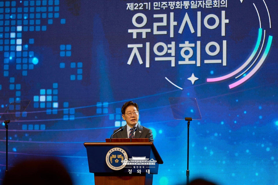 이재명 대통령이 7월 1일 인천 중구 영종도 인스파이어 리조트에서 열린 제22기 민주평통 유라시아 지역회의에서 격려사를 하고 있다.