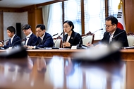 한성숙 국무총리가 7월 1일 세종대로 정부서울청사에서 열린 AI 관계장관 간담회를 주재하고 있다.