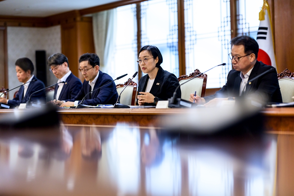 한성숙 국무총리가 7월 1일 세종대로 정부서울청사에서 열린 AI 관계장관 간담회를 주재하고 있다.
