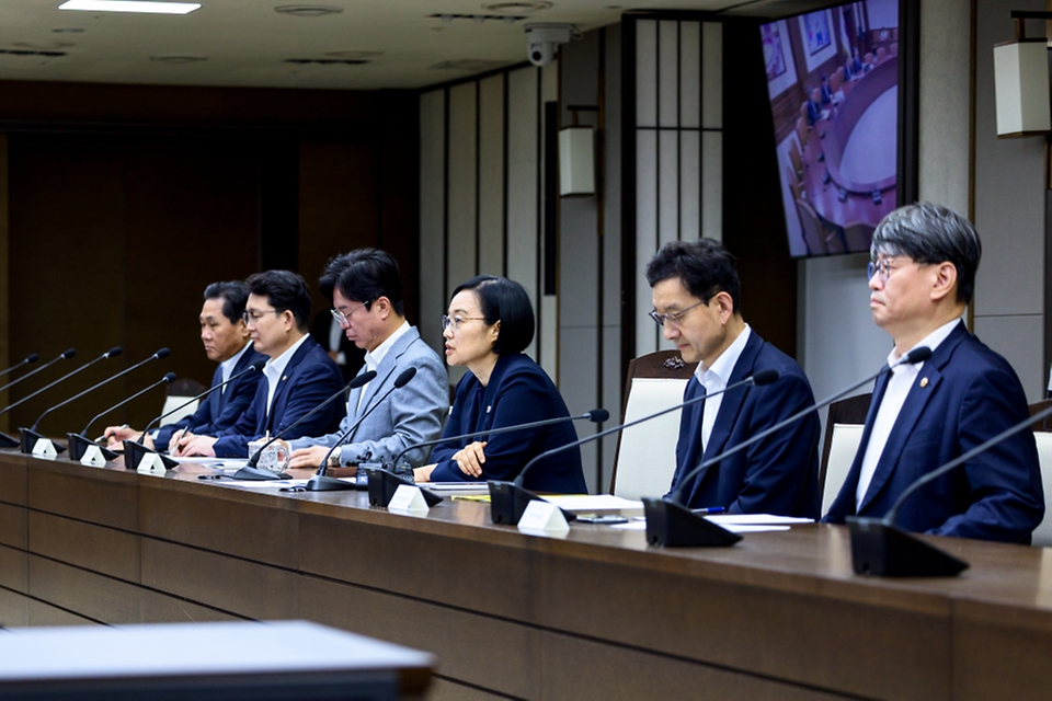 한성숙 국무총리가 7월 2일 세종 다솜로 정부세종청사에서 열린 비상경제본부회의를 주재하고 있다.