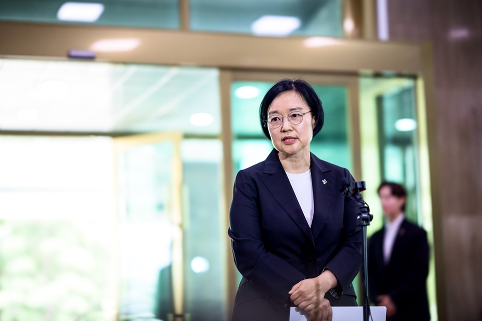 한성숙 신임 국무총리가 7월 1일 세종대로 정부서울청사에 첫 출근을 하고 있다.