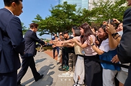 이재명 대통령이 7월 2일 충남 아산시에서 열린 충청권 첨단산업 발전비전 국민보고회에서 시민들과 인사하고 있다.