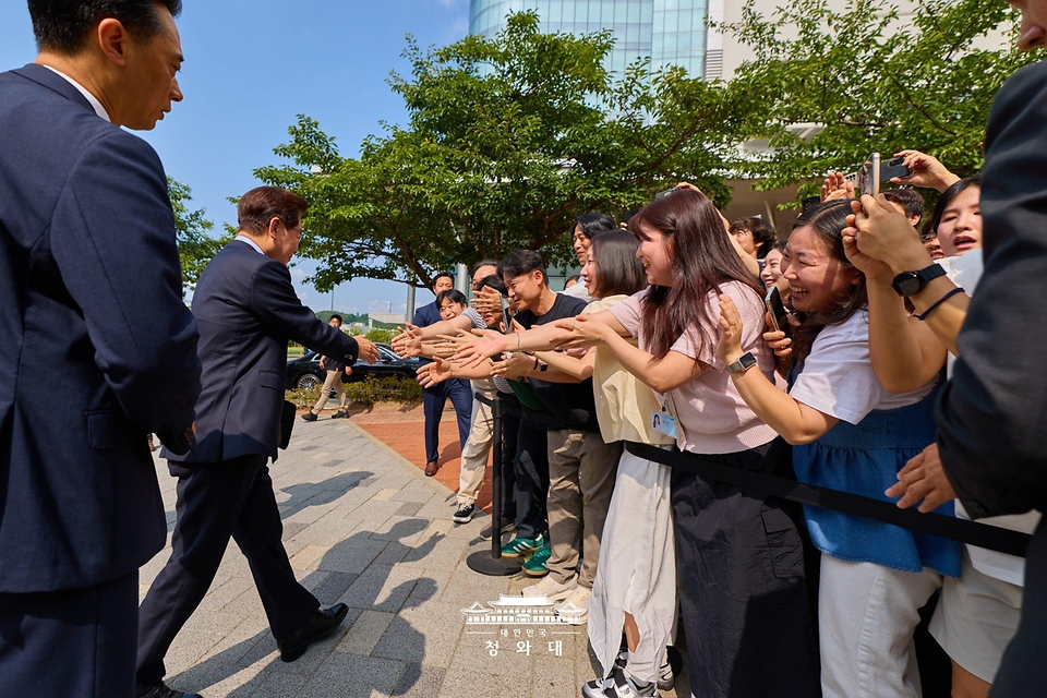 이재명 대통령이 7월 2일 충남 아산시에서 열린 충청권 첨단산업 발전비전 국민보고회에서 시민들과 인사하고 있다.
