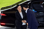 한성숙 신임 국무총리가 7월 1일 세종대로 정부서울청사에 첫 출근을 하고 있다.