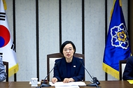 한성숙 국무총리가 7월 2일 세종 다솜로 정부세종청사에서 열린 비상경제본부회의를 주재하고 있다.