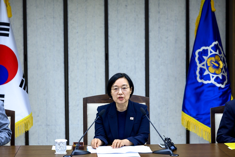 한성숙 국무총리가 7월 2일 세종 다솜로 정부세종청사에서 열린 비상경제본부회의를 주재하고 있다.