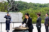 한성숙 국무총리가 7월 1일 동작구 국립서울현충원 현충탑을 참배하고 있다.