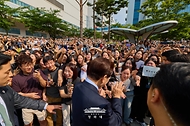 이재명 대통령이 7월 2일 충남 아산시에서 열린 충청권 첨단산업 발전비전 국민보고회에서 시민들과 인사하고 있다.