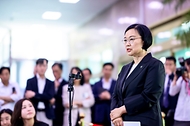 한성숙 신임 국무총리가 7월 1일 세종대로 정부서울청사에 첫 출근을 하고 있다.