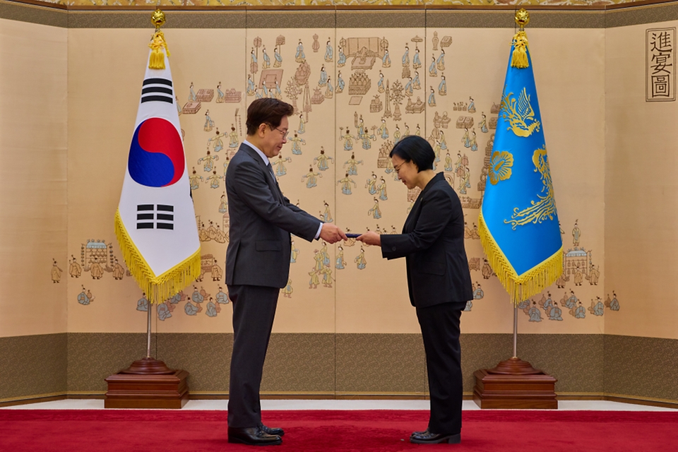 이재명 대통령이 7월 1일 청와대에서 신임 한성숙 국무총리에게 임명장을 수여하고 있다.
