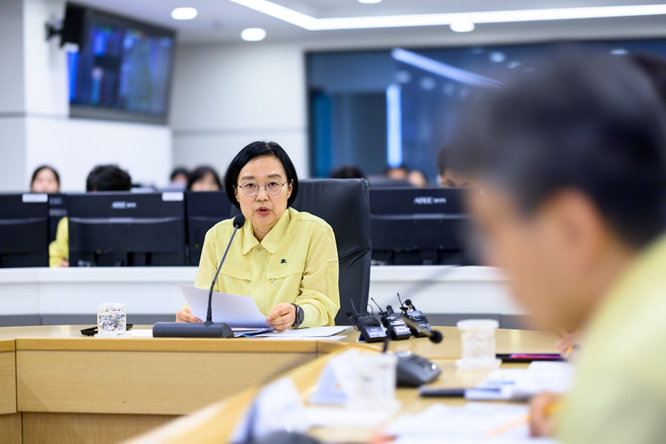 한성숙 국무총리가 7월 3일 서울 서초구 한강홍수통제소 상황실을 방문, 여름철 홍수 대책을 보고받고 있다.