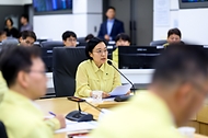 한성숙 국무총리가 7월 3일 서울 서초구 한강홍수통제소 상황실을 방문, 여름철 홍수 대책을 보고받고 있다.