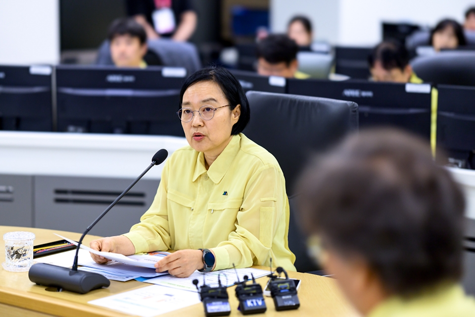 한성숙 국무총리가 7월 3일 서울 서초구 한강홍수통제소 상황실을 방문, 여름철 홍수 대책을 보고받고 있다.