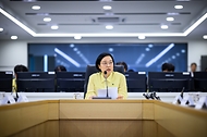 한성숙 국무총리가 7월 3일 서울 서초구 한강홍수통제소 상황실을 방문, 여름철 홍수 대책을 보고받고 있다.