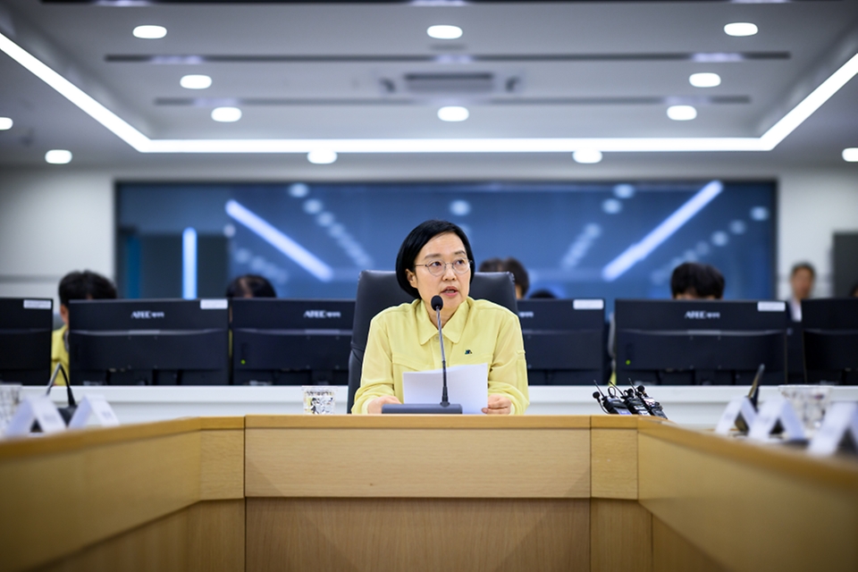 한성숙 국무총리가 7월 3일 서울 서초구 한강홍수통제소 상황실을 방문, 여름철 홍수 대책을 보고받고 있다.