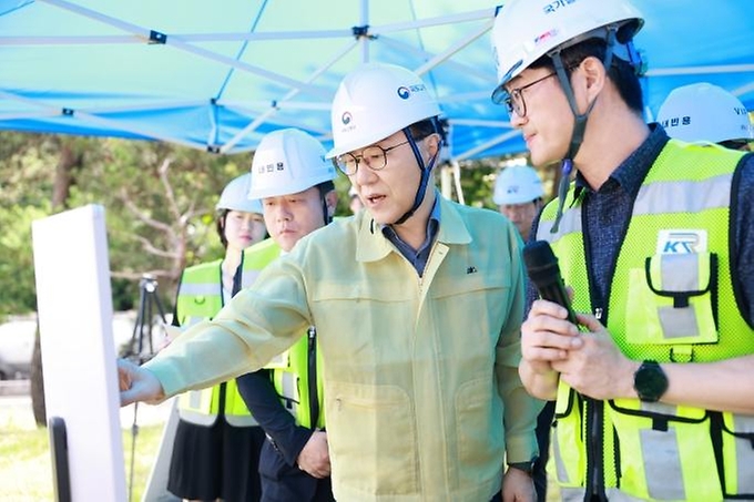 김윤덕 국토교통부 장관이 7월 3일 신탄진 맥포터널 개량현장을 찾아 수해복구 및 재해예방 실태를 점검하고 있다.