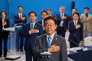 이재명 대통령이 7월 3일 경남 진주시에서 열린 제5회 국가우주위원회에서 국민의례를 하고 있다.