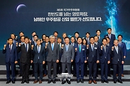 이재명 대통령이 7월 3일 경남 진주시에서 열린 제5회 국가우주위원회에서 참석자들과 기념 촬영하고 있다.