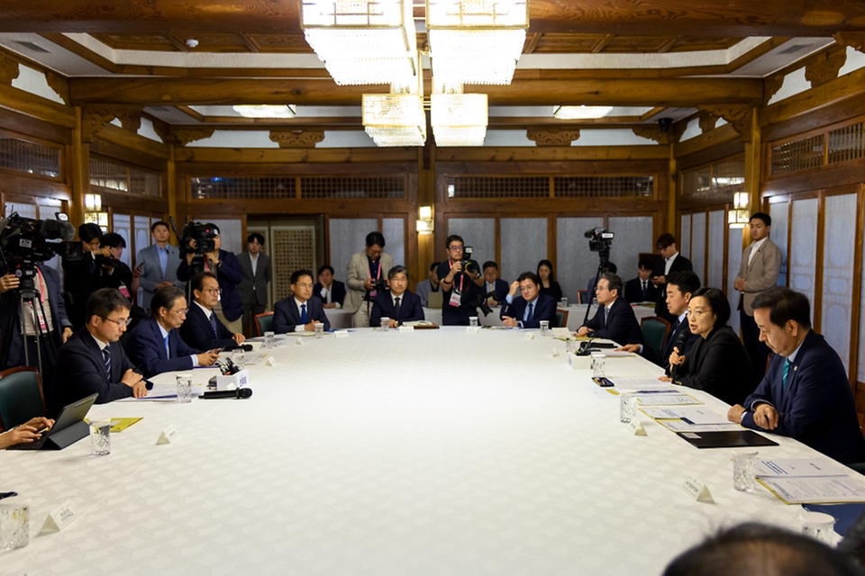 한성숙 국무총리가 7월 5일 서울 종로구 삼청동 총리공관에서 열린 고위당정협의회에서 발언하고 있다.