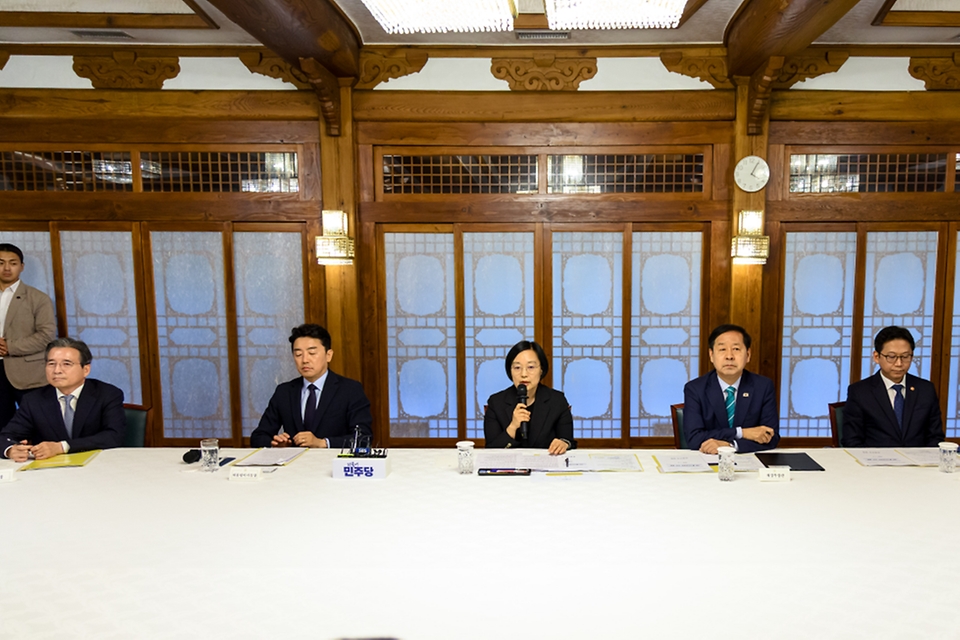 한성숙 국무총리가 7월 5일 서울 종로구 삼청동 총리공관에서 열린 고위당정협의회에서 발언하고 있다.