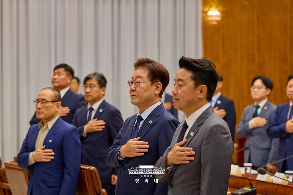 이재명 대통령이 7월 6일 청와대에서 열린 메가프로젝트 민관합동 점검회의에서 국민의례를 하고 있다.