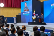 이재명 대통령이 7월 3일 경남 진주시에서 열린 영남권 첨단산업 발전비전 국민보고회에서 축사를 하고 있다.