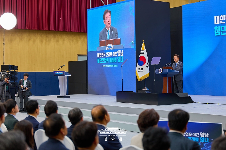 이재명 대통령이 7월 3일 경남 진주시에서 열린 영남권 첨단산업 발전비전 국민보고회에서 축사를 하고 있다.