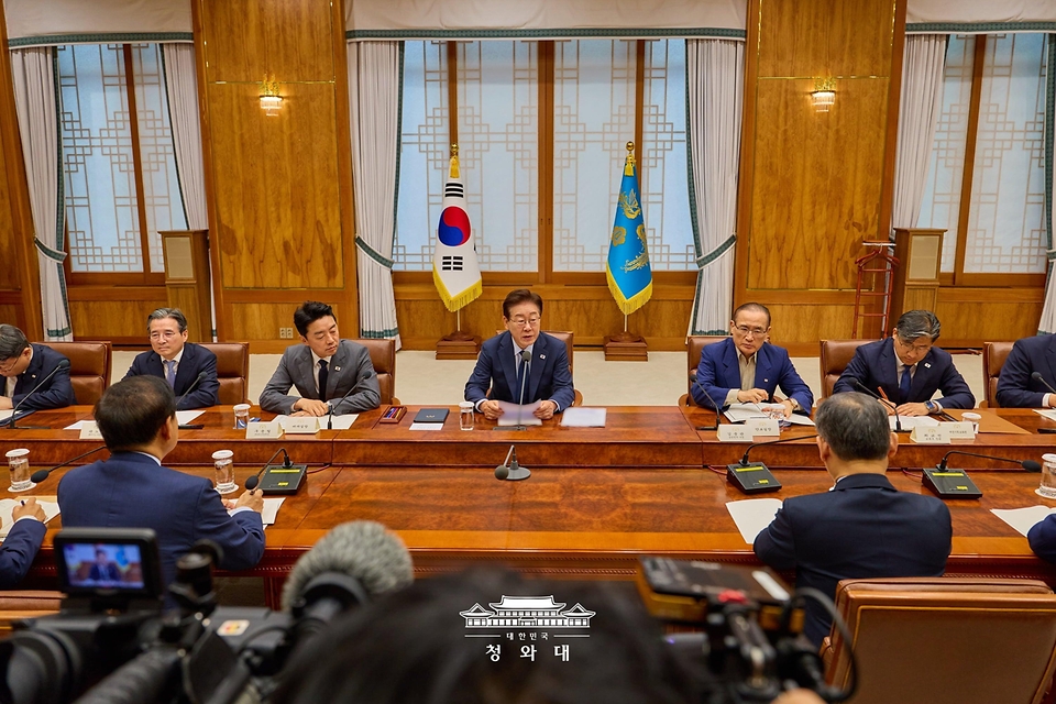 이재명 대통령이 7월 6일 청와대에서 열린 메가프로젝트 민관합동 점검회의에서 발언하고 있다.