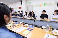한성숙 국무총리가 7월 4일 서울 서대문구 신촌에 위치한 원룸 밀집지역을 박운기 서대문구청장 등과 함께 둘러본 후 홍제동에 위치한 행복기숙사를 방문, 원룸 및 기숙사 거주 청년들과 간담회를 하고 있다.