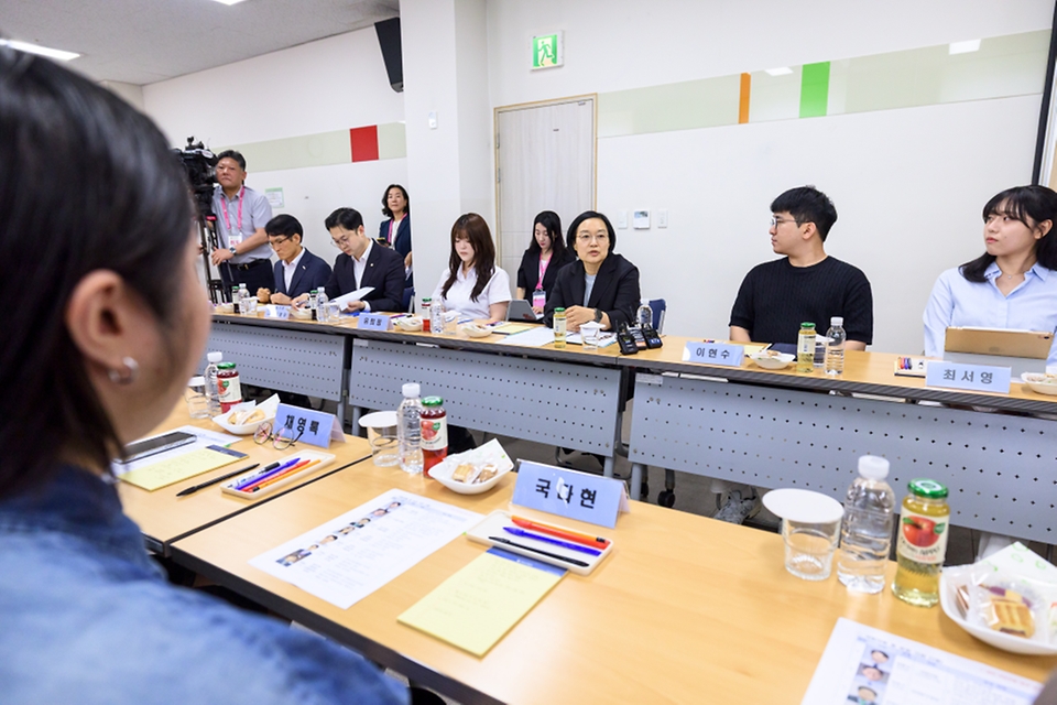한성숙 국무총리가 7월 4일 서울 서대문구 신촌에 위치한 원룸 밀집지역을 박운기 서대문구청장 등과 함께 둘러본 후 홍제동에 위치한 행복기숙사를 방문, 원룸 및 기숙사 거주 청년들과 간담회를 하고 있다.