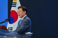 이재명 대통령이 7월 3일 경남 진주시에서 열린 영남권 첨단산업 발전비전 국민보고회에서 축사를 하고 있다.