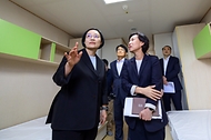 한성숙 국무총리가 7월 4일 서울 서대문구 신촌에 위치한 원룸 밀집지역을 박운기 서대문구청장 등과 함께 둘러본 후 홍제동에 위치한 행복기숙사를 방문, 원룸 및 기숙사 거주 청년들과 간담회를 하고 있다.