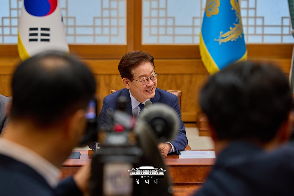 이재명 대통령이 7월 6일 청와대에서 열린 메가프로젝트 민관합동 점검회의에서 발언하고 있다.