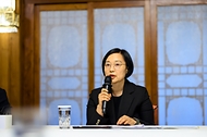 한성숙 국무총리가 7월 5일 서울 종로구 삼청동 총리공관에서 열린 고위당정협의회에서 발언하고 있다.