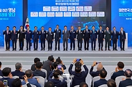 이재명 대통령이 7월 3일 경남 진주시에서 열린 영남권 첨단산업 발전비전 국민보고회에서 투자협약식이 끝난 뒤 참석자들과 기념촬영을 하고 있다.
