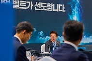 이재명 대통령이 7월 3일 경남 진주시에서 열린 제5회 국가우주위원회에서 발언하고 있다.