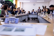 한성숙 국무총리가 7월 4일 서울 서대문구 신촌에 위치한 원룸 밀집지역을 박운기 서대문구청장 등과 함께 둘러본 후 홍제동에 위치한 행복기숙사를 방문, 원룸 및 기숙사 거주 청년들과 간담회를 하고 있다.