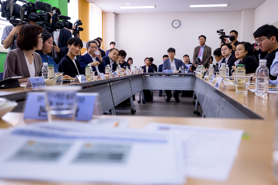한성숙 국무총리가 7월 4일 서울 서대문구 신촌에 위치한 원룸 밀집지역을 박운기 서대문구청장 등과 함께 둘러본 후 홍제동에 위치한 행복기숙사를 방문, 원룸 및 기숙사 거주 청년들과 간담회를 하고 있다.