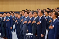 이재명 대통령이 7월 3일 경남 진주시에서 열린 영남권 첨단산업 발전비전 국민보고회에서 국민의례를 하고 있다.