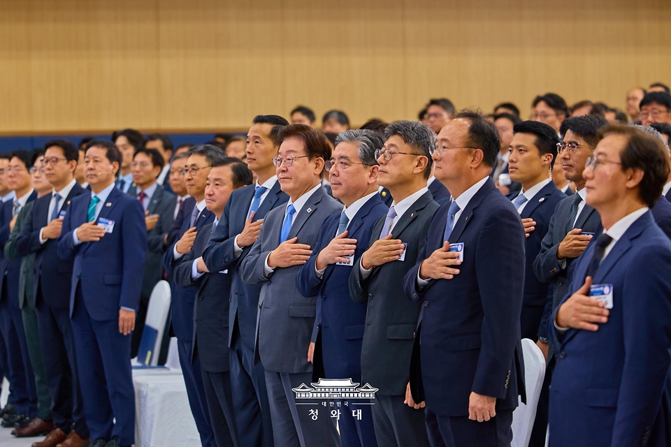 이재명 대통령이 7월 3일 경남 진주시에서 열린 영남권 첨단산업 발전비전 국민보고회에서 국민의례를 하고 있다.