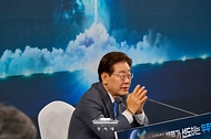 이재명 대통령이 7월 3일 경남 진주시에서 열린 제5회 국가우주위원회에서 발언하고 있다.