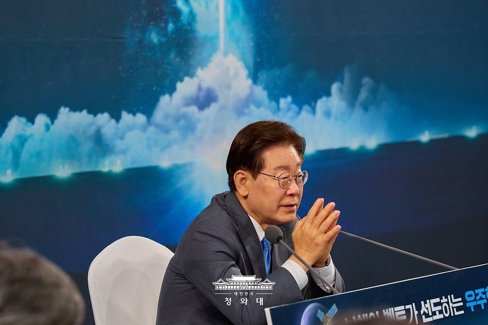 이재명 대통령이 7월 3일 경남 진주시에서 열린 제5회 국가우주위원회에서 발언하고 있다.
