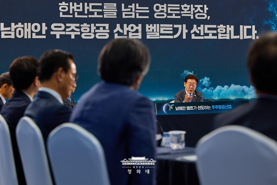 이재명 대통령이 7월 3일 경남 진주시에서 열린 제5회 국가우주위원회에서 발언하고 있다.