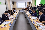 한성숙 국무총리가 7월 4일 서울 서대문구 신촌에 위치한 원룸 밀집지역을 박운기 서대문구청장 등과 함께 둘러본 후 홍제동에 위치한 행복기숙사를 방문, 원룸 및 기숙사 거주 청년들과 간담회를 하고 있다.
