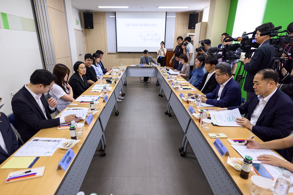 한성숙 국무총리가 7월 4일 서울 서대문구 신촌에 위치한 원룸 밀집지역을 박운기 서대문구청장 등과 함께 둘러본 후 홍제동에 위치한 행복기숙사를 방문, 원룸 및 기숙사 거주 청년들과 간담회를 하고 있다.