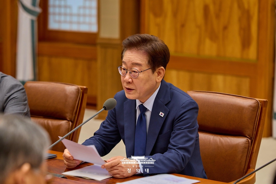 이재명 대통령이 7월 6일 청와대에서 열린 메가프로젝트 민관합동 점검회의에서 발언하고 있다.